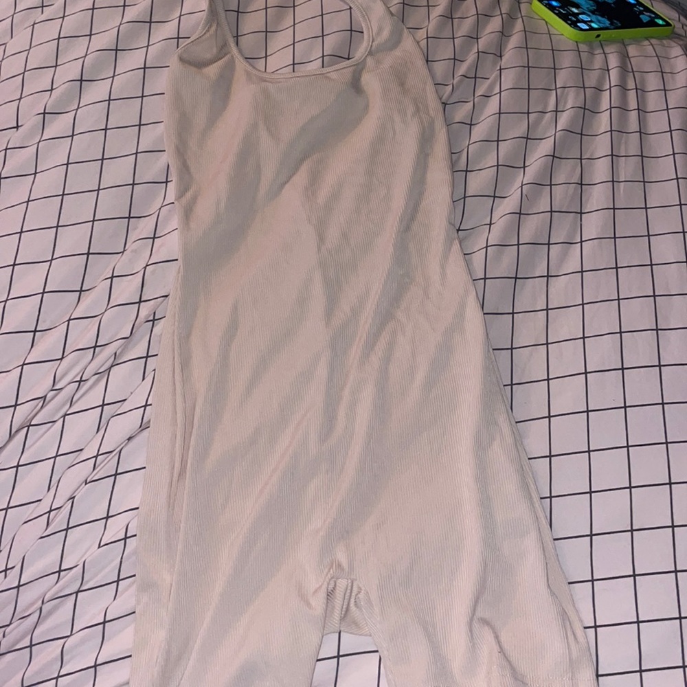 Cream color ribbed romper never worn xs